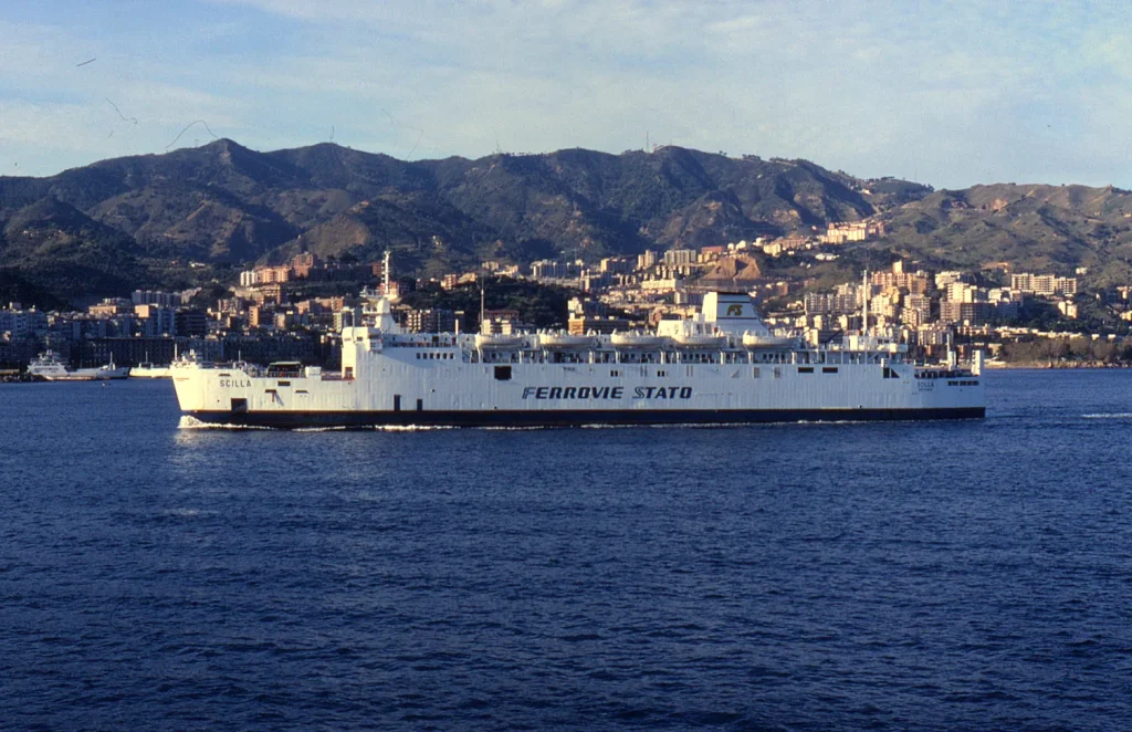 Passeggiata a Mare di Messina: Lungomare con Vista sullo Stretto
