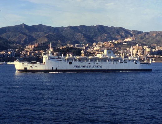 Passeggiata a Mare di Messina: Lungomare con Vista sullo Stretto