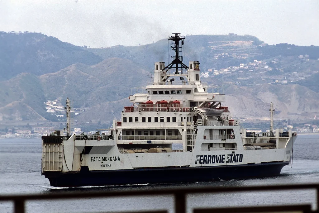 Passeggiata a Mare di Messina: Lungomare con Vista sullo Stretto