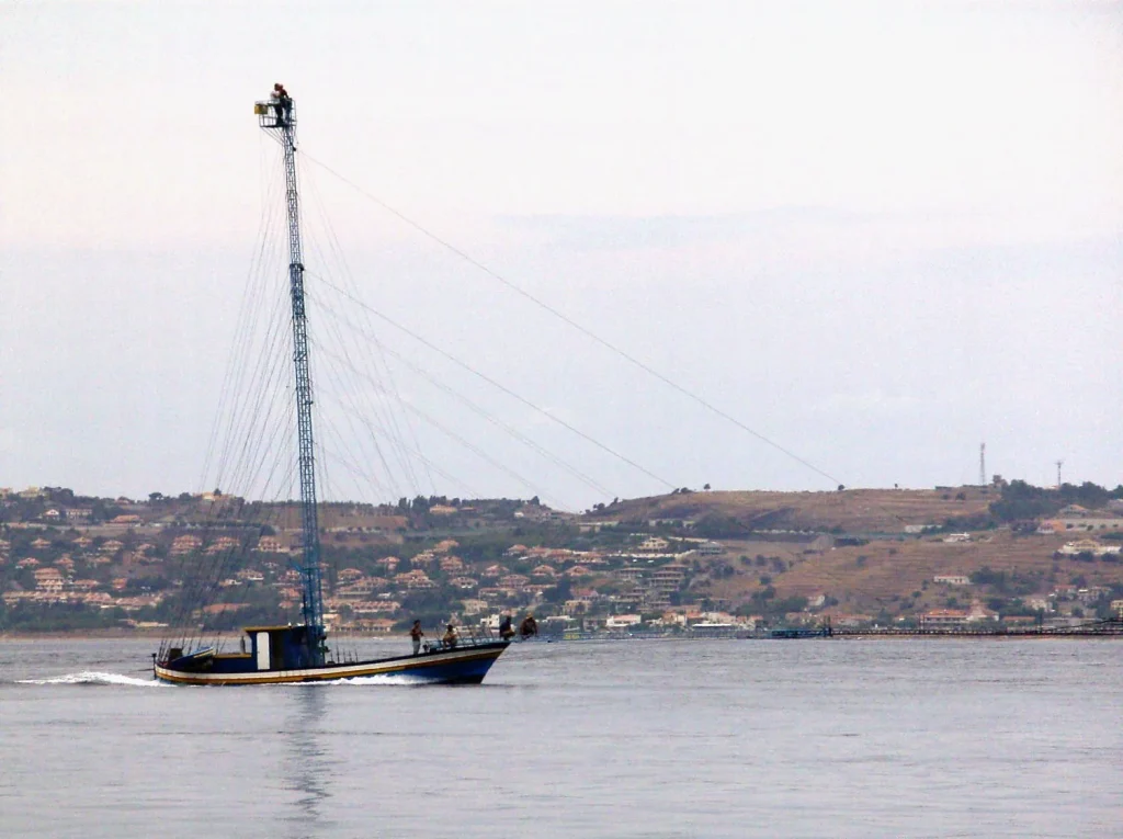 Passeggiata a Mare di Messina: Lungomare con Vista sullo Stretto
