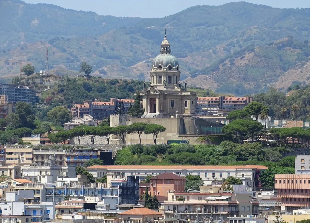 Tempio di Cristo Re a Messina: il Sacrario con Vista sullo Stretto