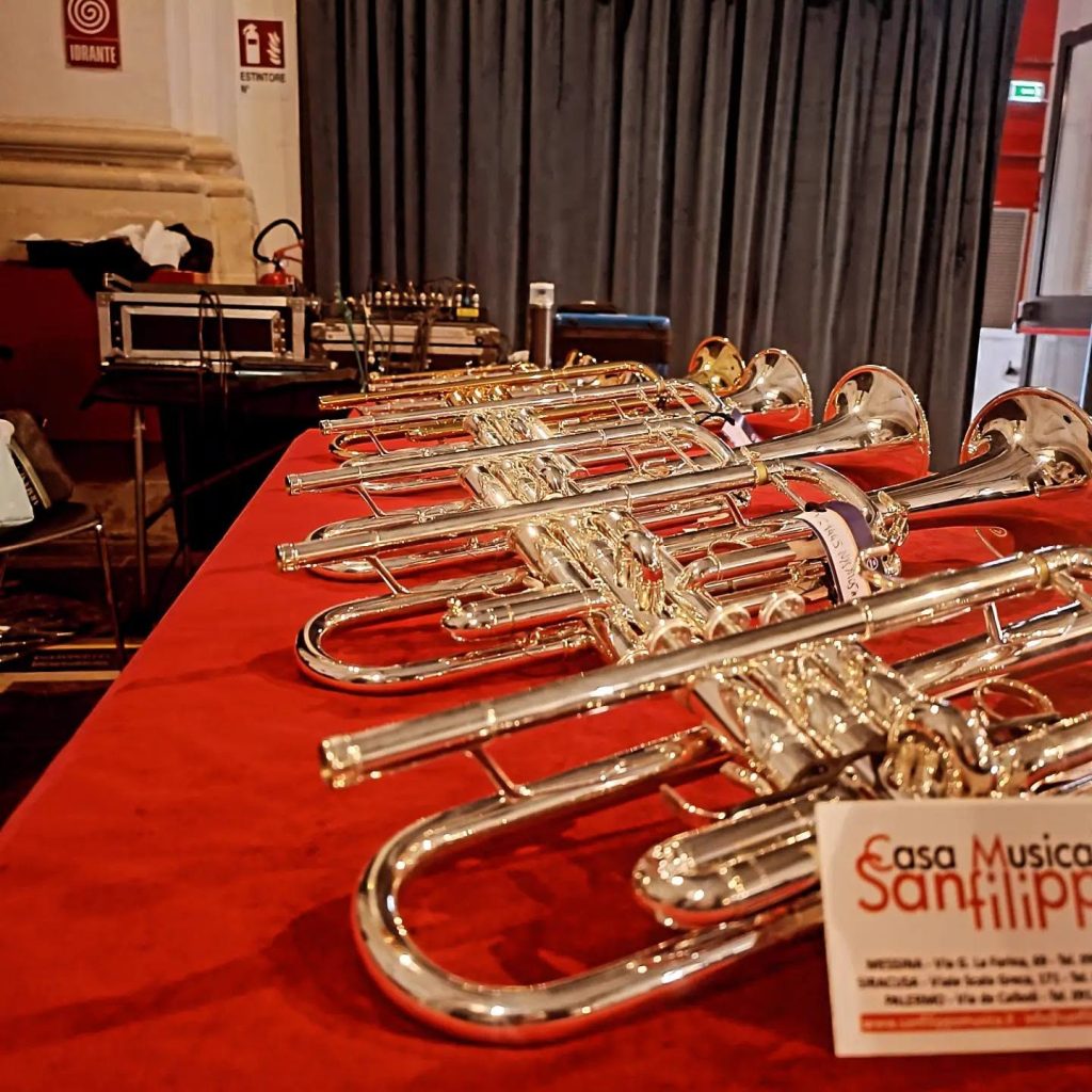 Casa Musicale Sanfilippo Messina: Strumenti Musicali, Chitarre, Fiati e Pianoforti