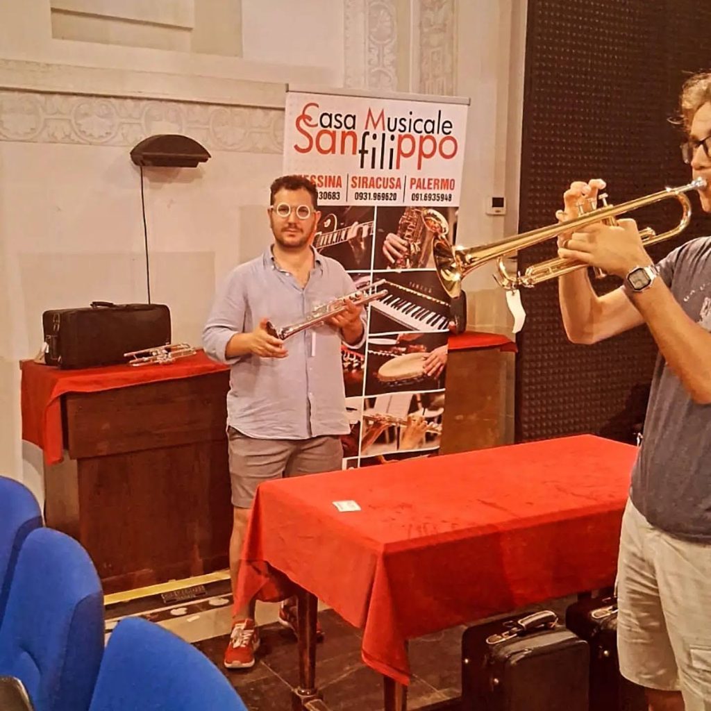Casa Musicale Sanfilippo Messina: Strumenti Musicali, Chitarre, Fiati e Pianoforti