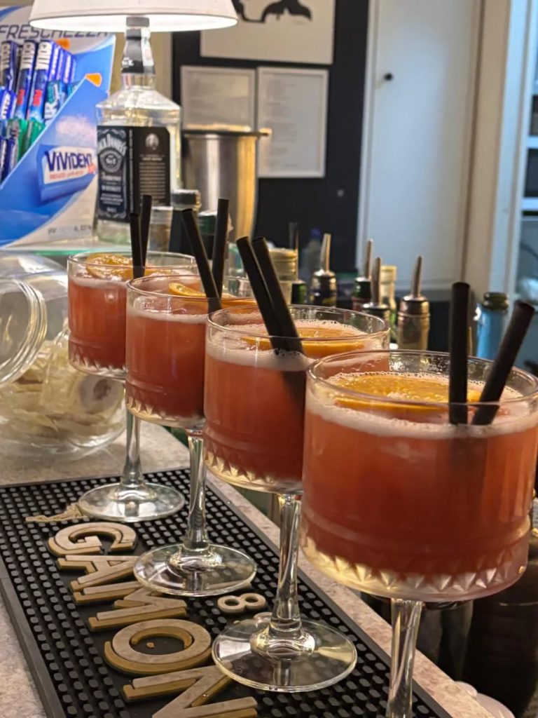The Frum 61 Messina: Cocktail Bar con Aperitivi e Musica dal Vivo