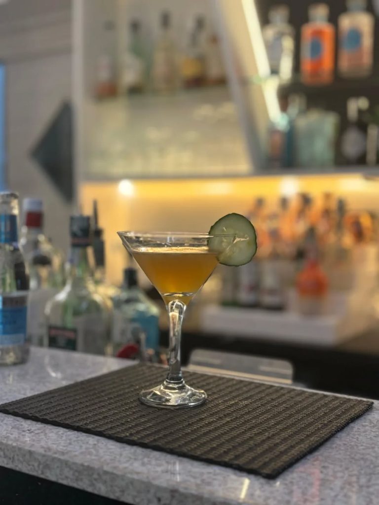 The Frum 61 Messina: Cocktail Bar con Aperitivi e Musica dal Vivo