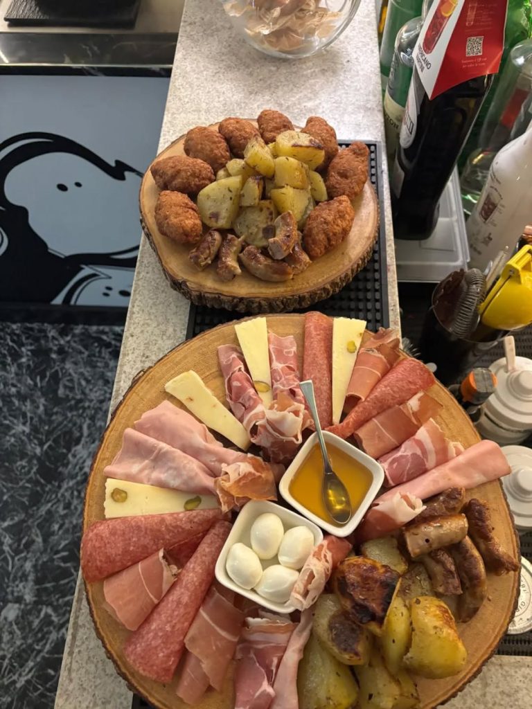 The Frum 61 Messina: Cocktail Bar con Aperitivi e Musica dal Vivo
