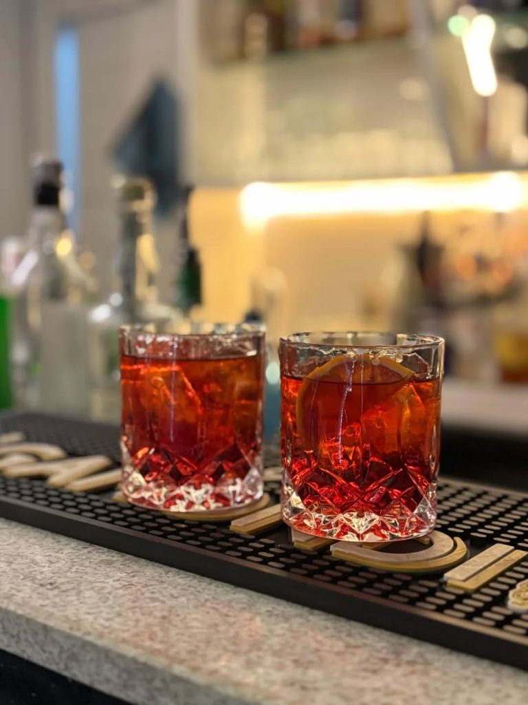 The Frum 61 Messina: Cocktail Bar con Aperitivi e Musica dal Vivo
